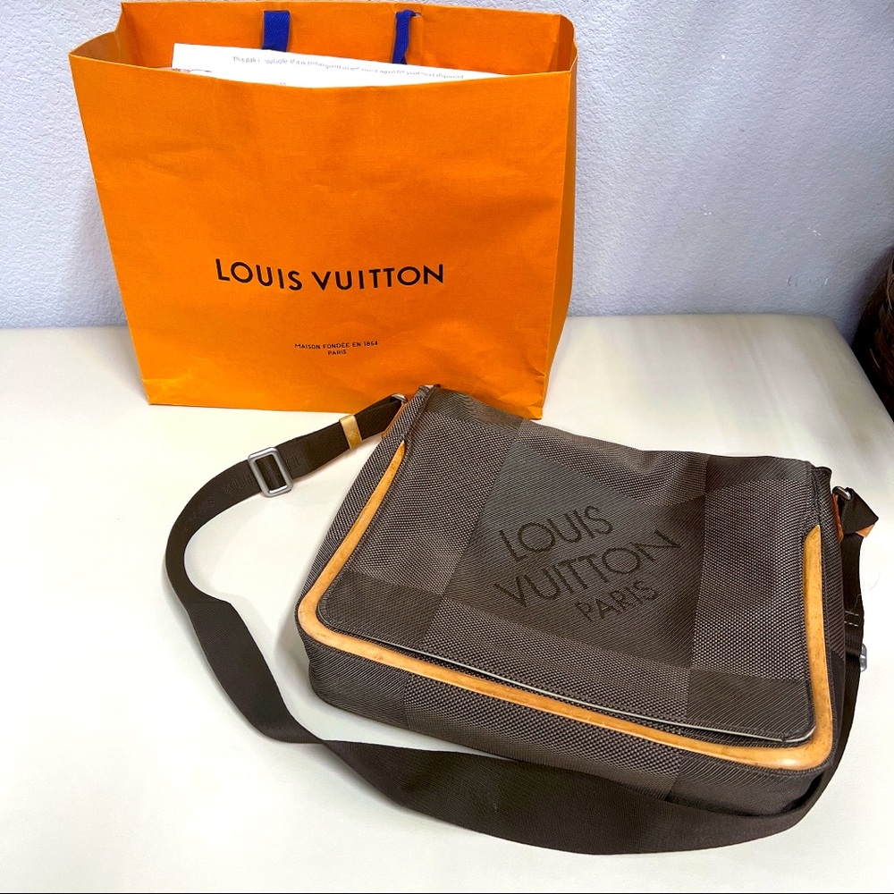 LOUIS VUITTON LIMITED Messager bag - RARE HARD TO FIND